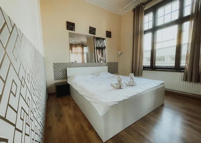 بيت شباب Central