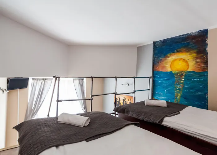 بيت شباب Central