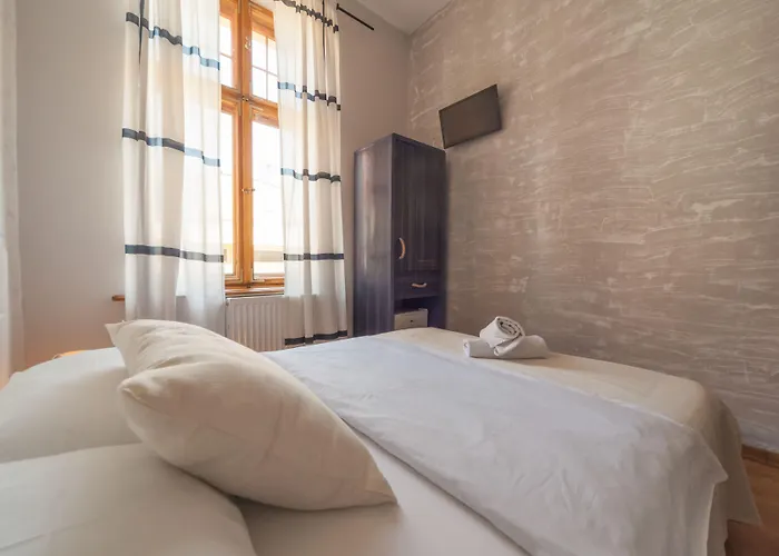 بيت شباب Central