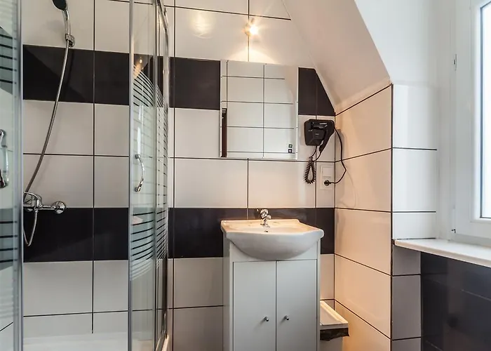 بيت شباب Central